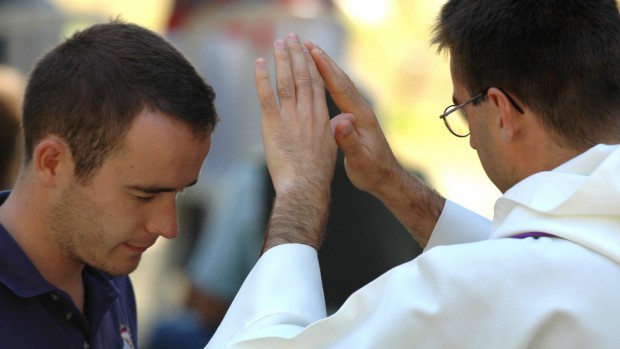 Paray le Monial avec la Communauté de l'Emmanuel - confession et geste de réconciliation