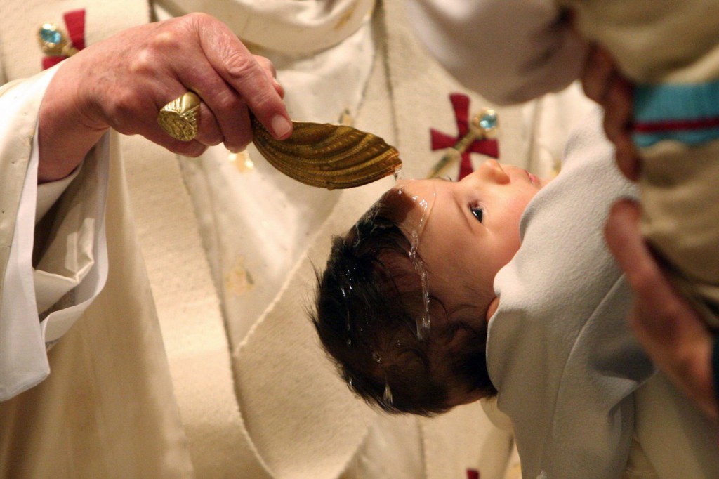 bapteme nouveau-né par Benoît XVI