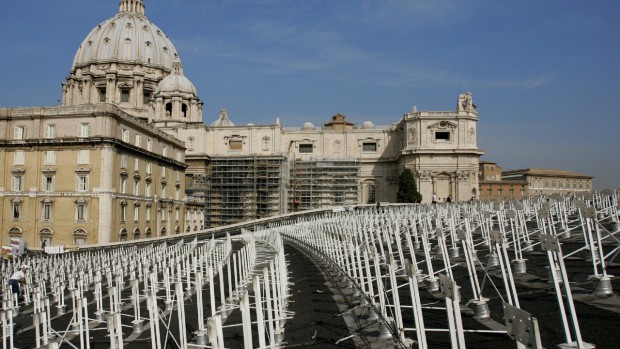 26 Novembre 2008: Panneaux solaires couvrant le toit de la salle PVI près de la basilique Saint Pierre, Rome, Vatican